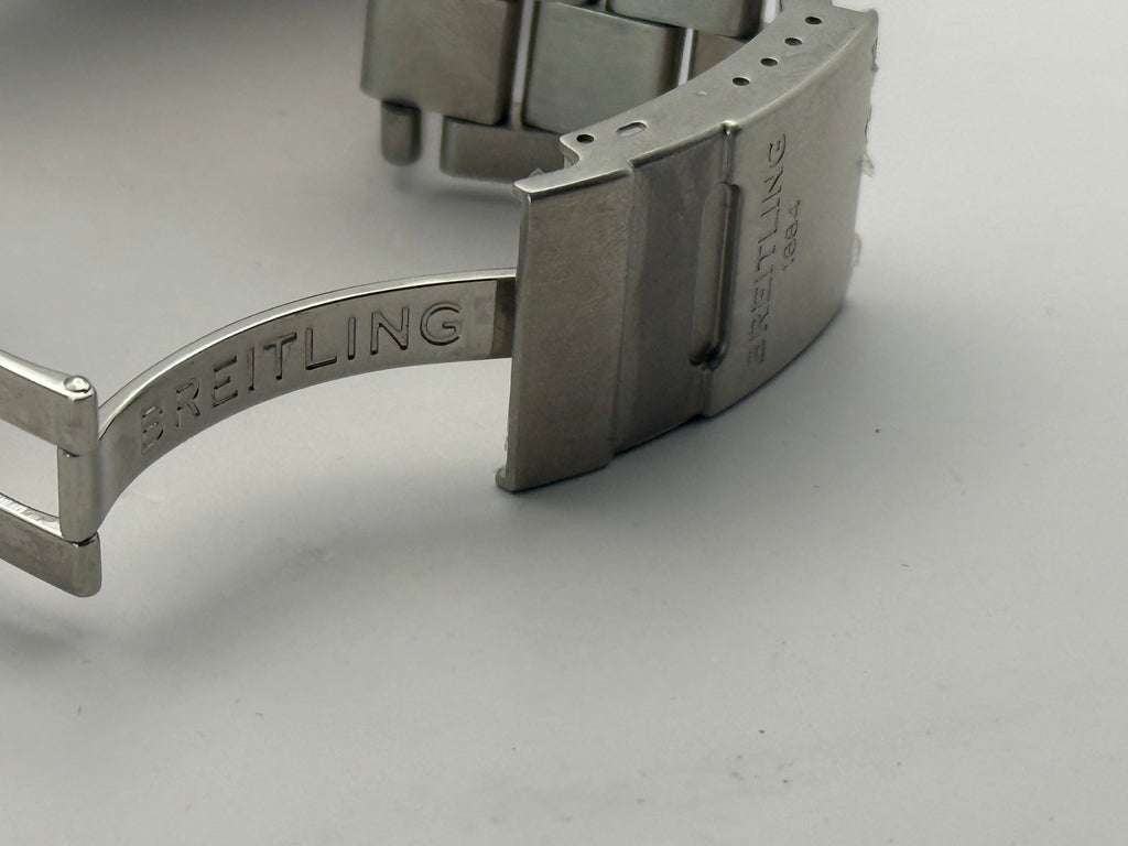 Breitling Avenger A17318 Restaurée par des professionnels