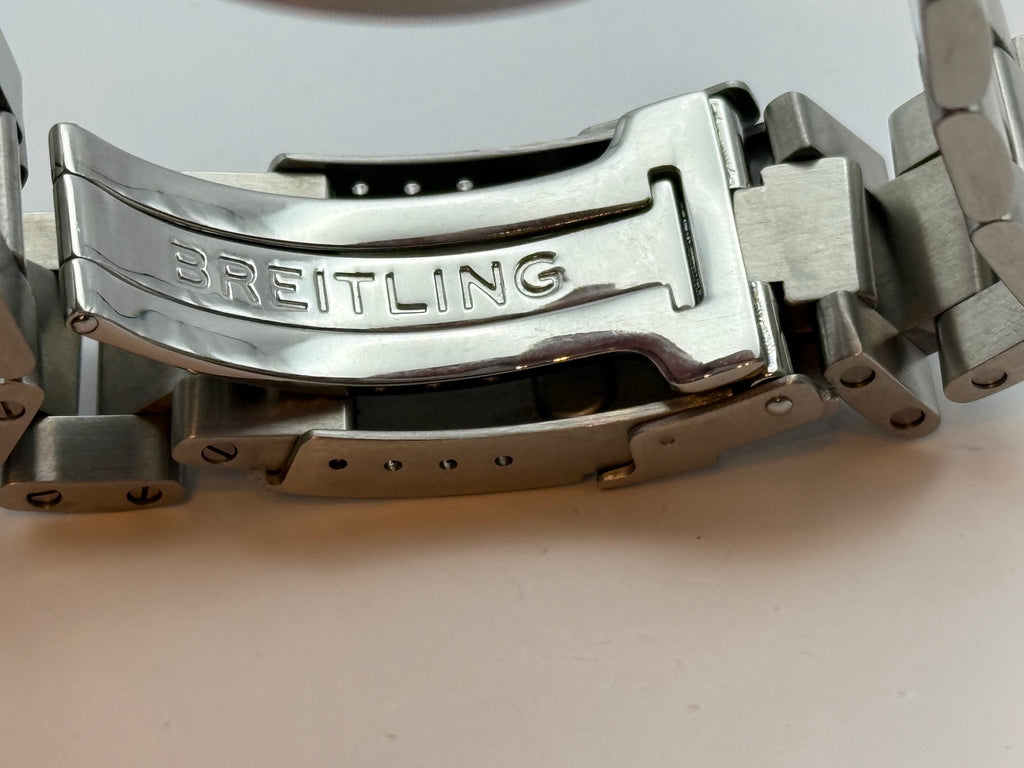 Breitling Avenger A17318 Restaurée par des professionnels