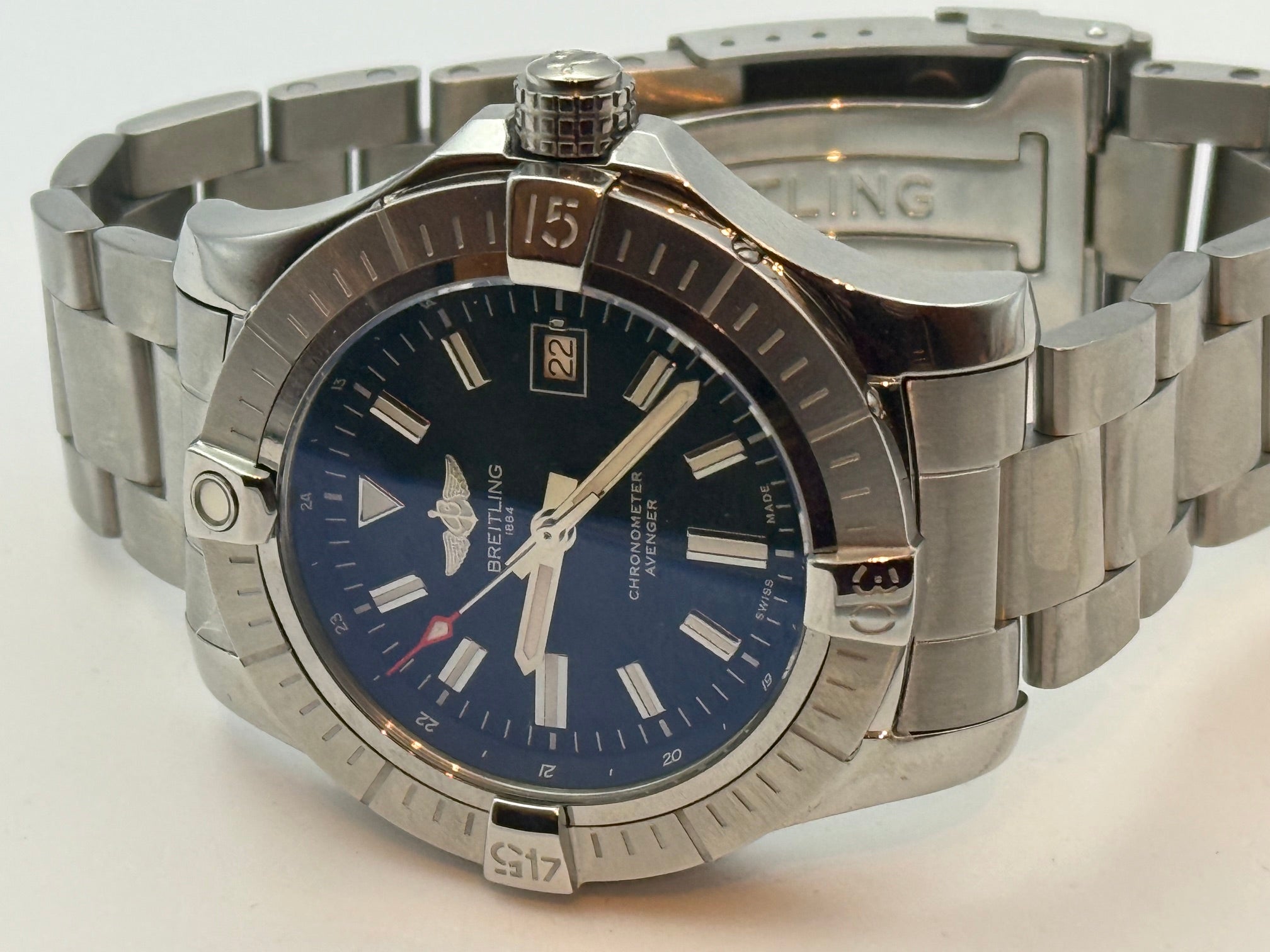 Breitling Avenger A17318 Professionalmente restaurato