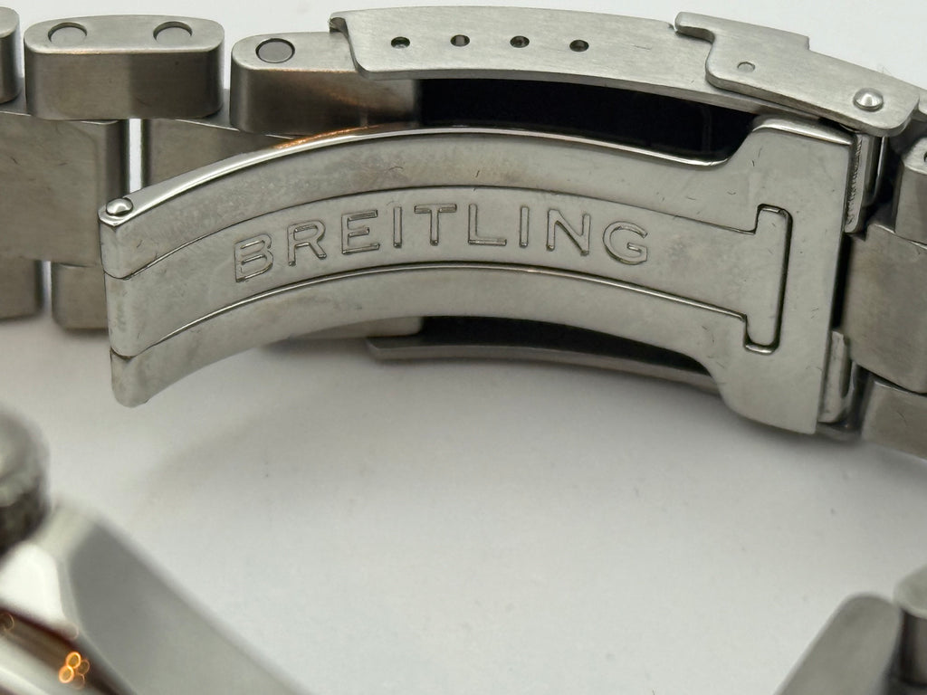 Breitling Avenger A17318 Professionalmente restaurato
