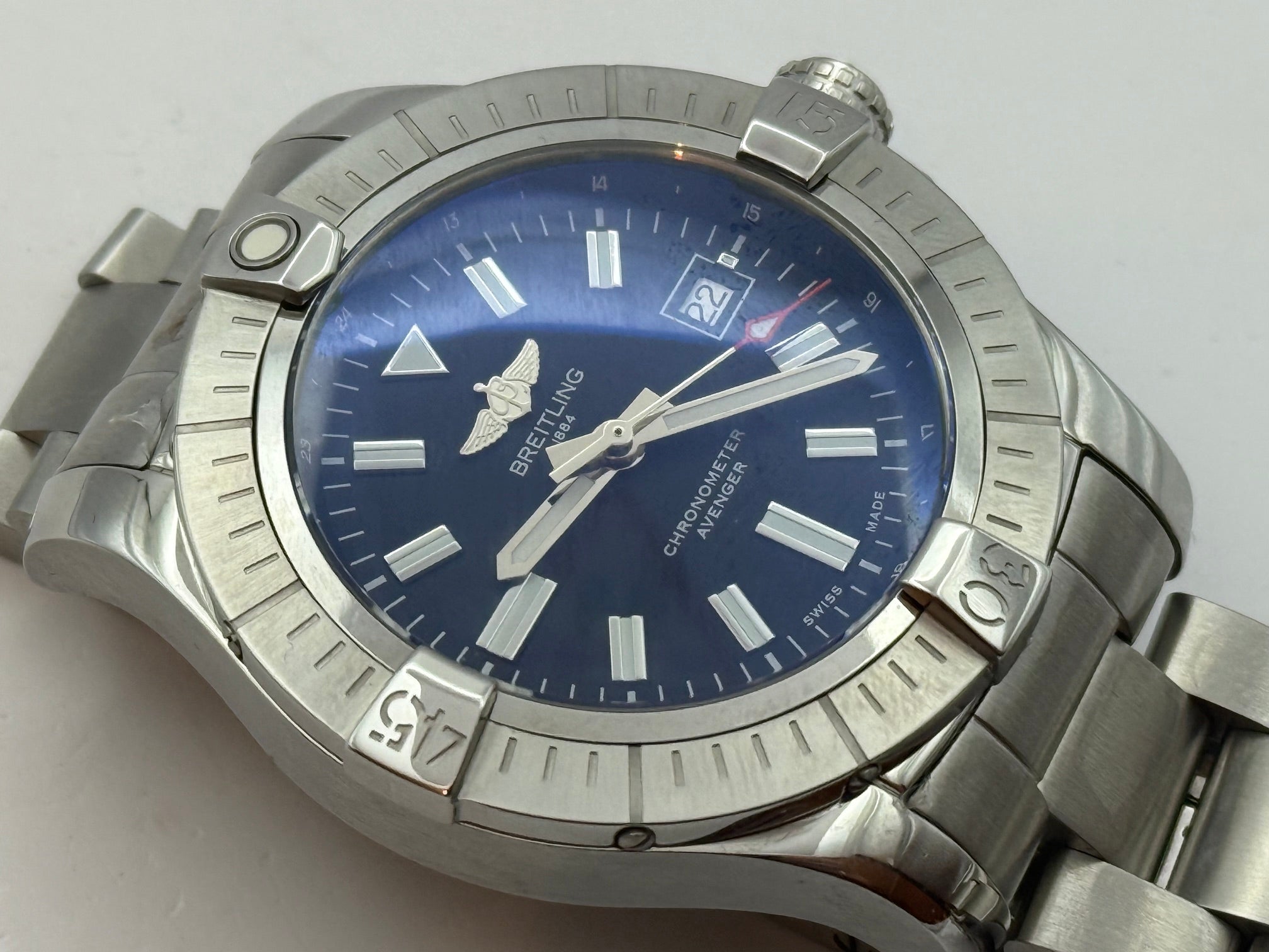 Breitling Avenger A17318 Professionalmente restaurato