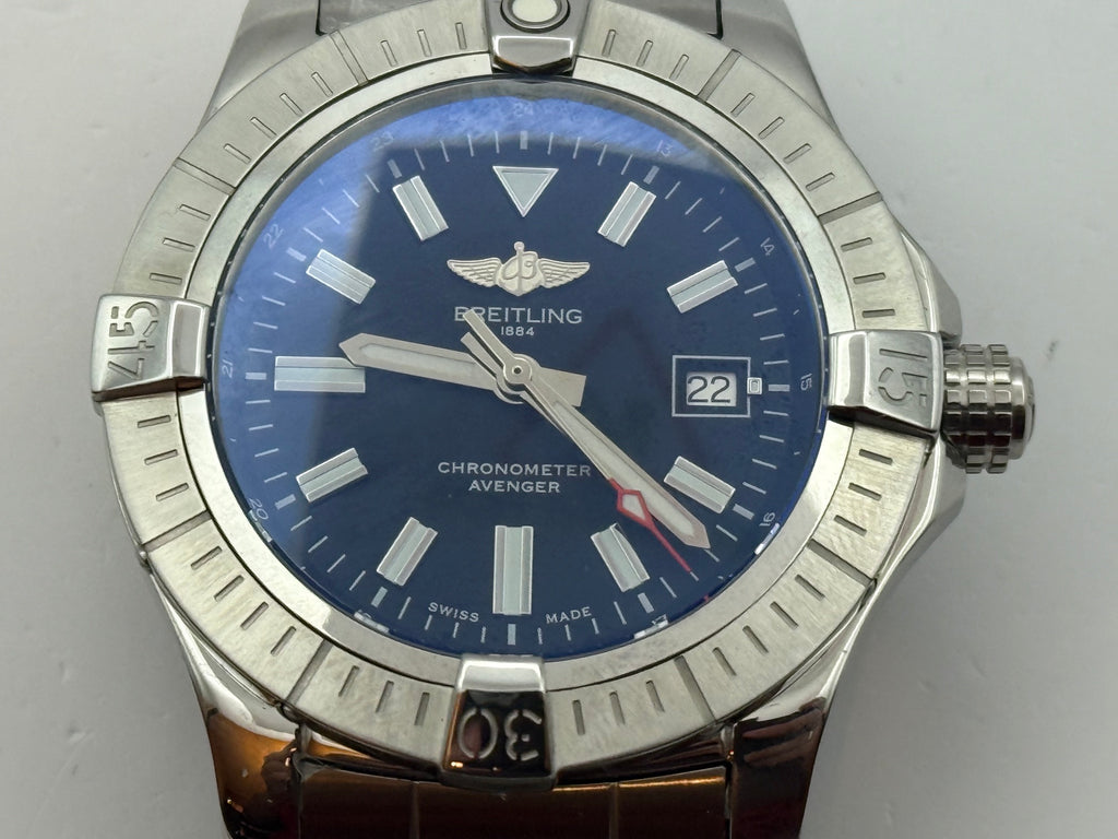 Breitling Avenger A17318 Professionalmente restaurato