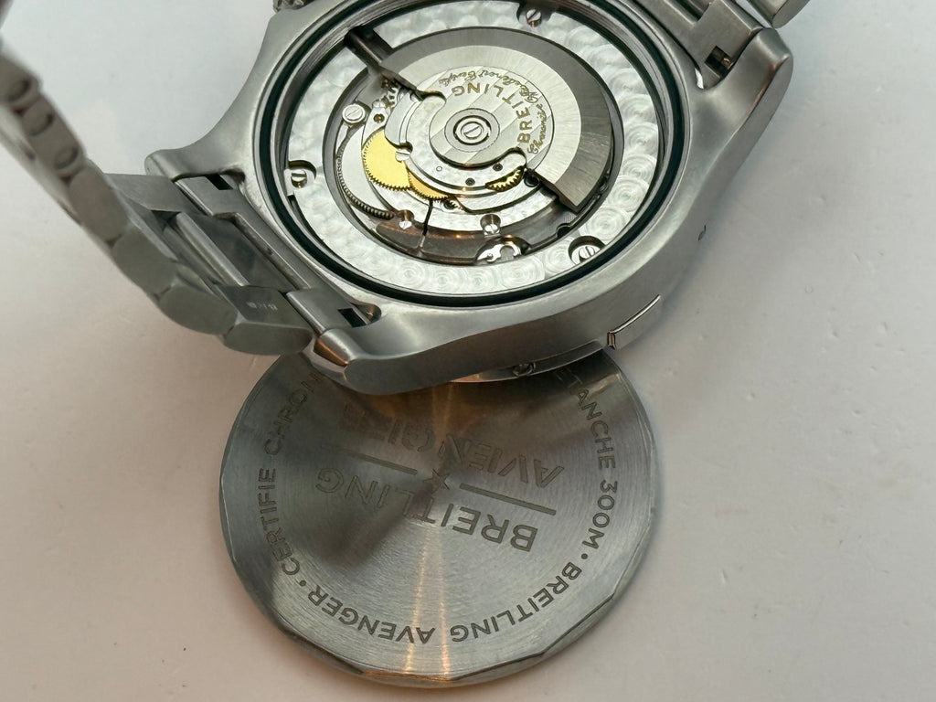 Breitling Avenger A17318 Professionalmente restaurato